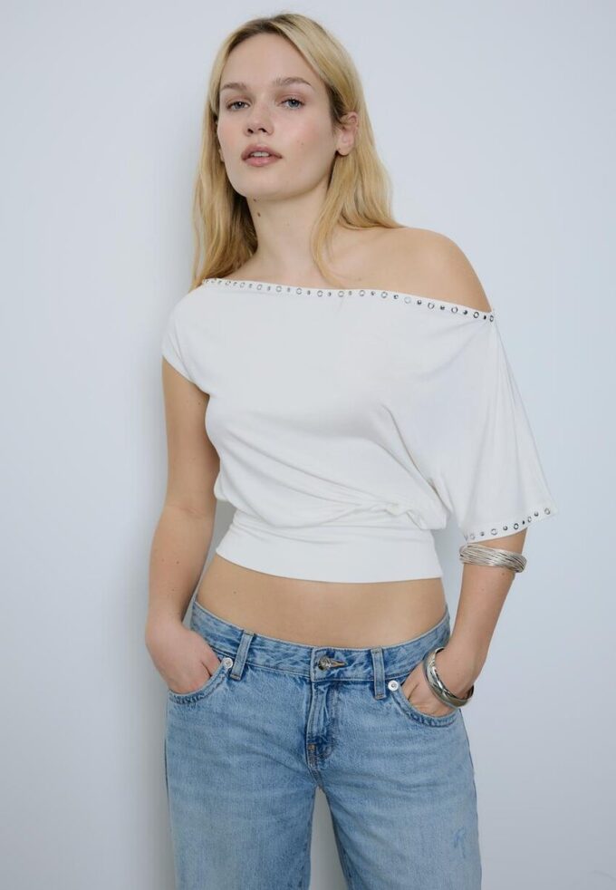 Asymmetrisches T-Shirt mit Nieten Asymmetrisches T-Shirt mit Nieten