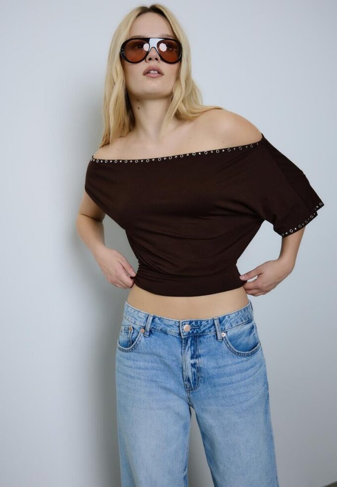 Asymmetrisches T-Shirt mit Nieten Asymmetrisches T-Shirt mit Nieten