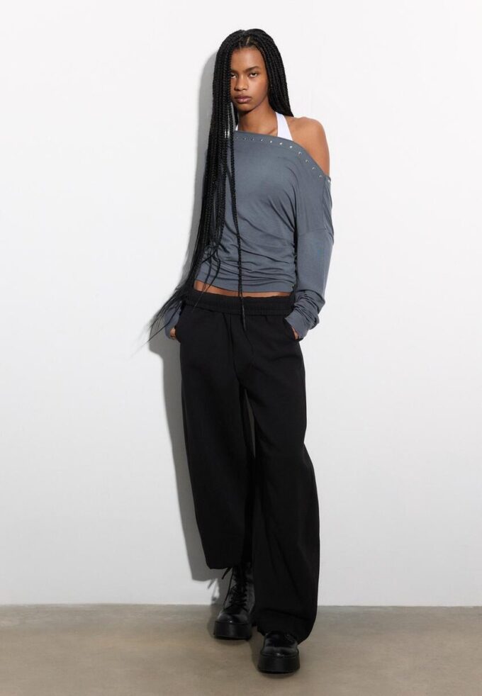 Asymmetrisches T-Shirt mit Nieten Asymmetrisches T-Shirt mit Nieten