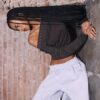 Asymmetrisches T-Shirt mit Nieten Asymmetrisches T-Shirt mit Nieten