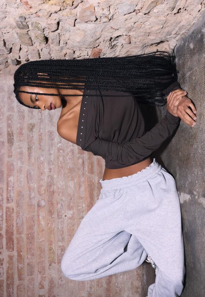 Asymmetrisches T-Shirt mit Nieten Asymmetrisches T-Shirt mit Nieten