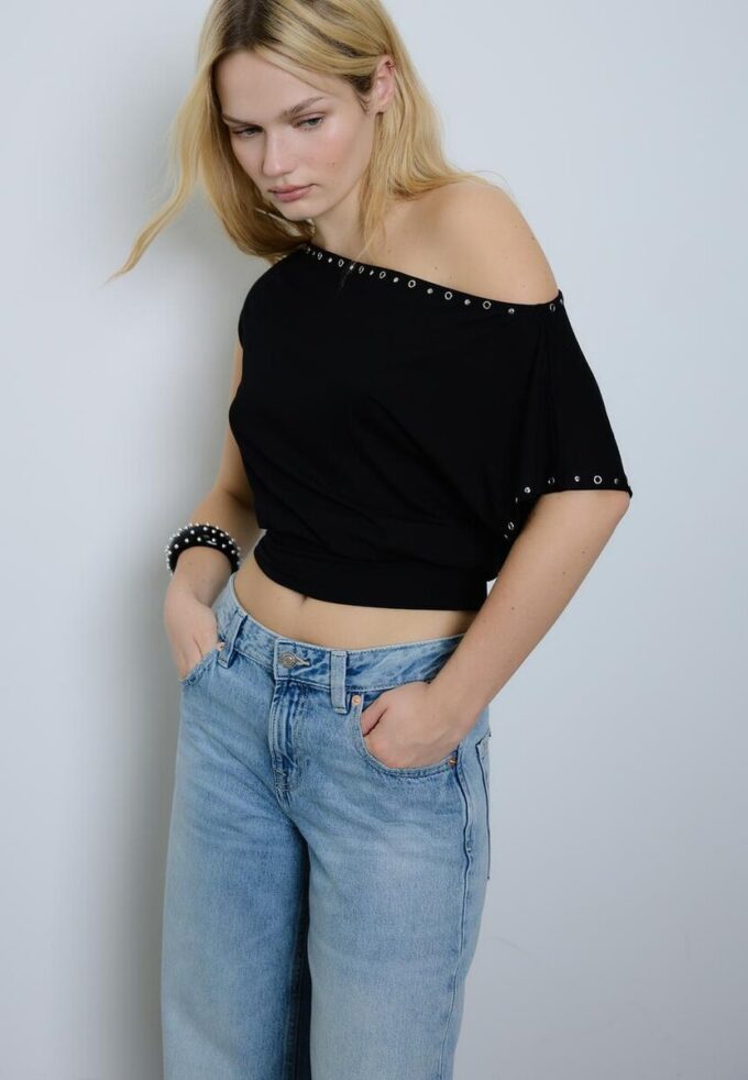 Asymmetrisches T-Shirt mit Nieten Asymmetrisches T-Shirt mit Nieten