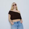 Asymmetrisches T-Shirt mit Nieten Asymmetrisches T-Shirt mit Nieten