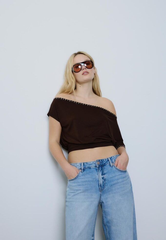 Asymmetrisches T-Shirt mit Nieten Asymmetrisches T-Shirt mit Nieten