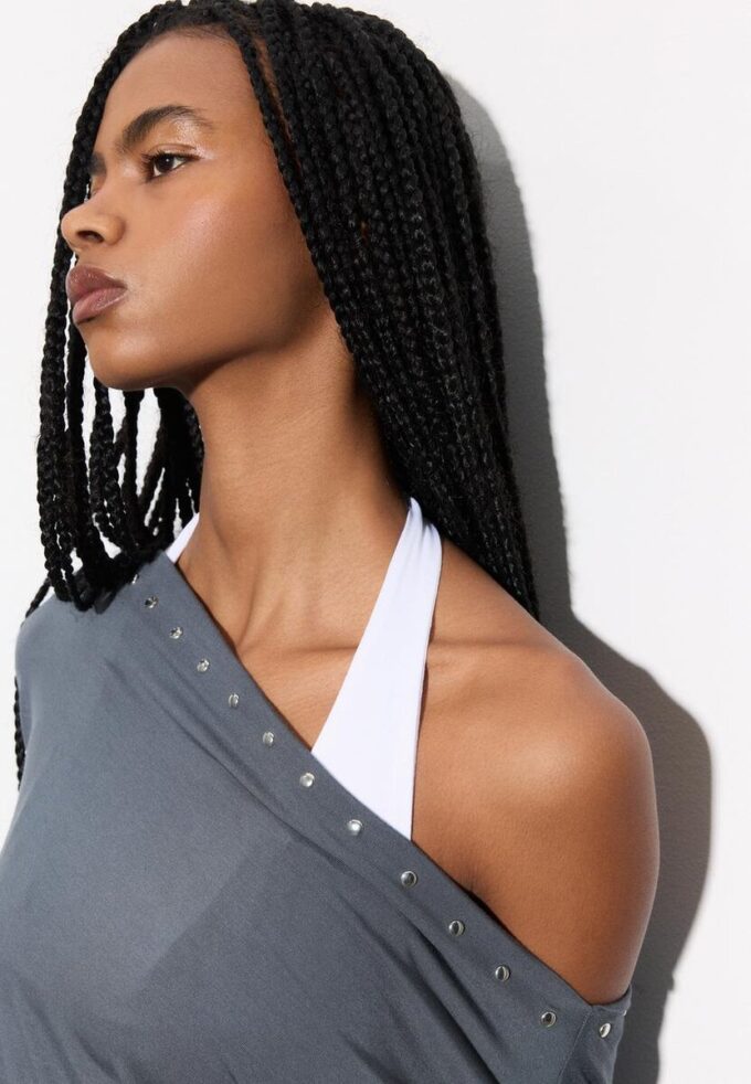 Asymmetrisches T-Shirt mit Nieten Asymmetrisches T-Shirt mit Nieten