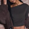 Asymmetrisches T-Shirt mit Nieten Asymmetrisches T-Shirt mit Nieten