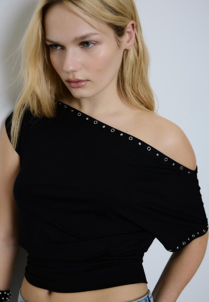 Asymmetrisches T-Shirt mit Nieten Asymmetrisches T-Shirt mit Nieten
