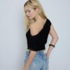 Asymmetrisches T-Shirt mit Nieten Asymmetrisches T-Shirt mit Nieten