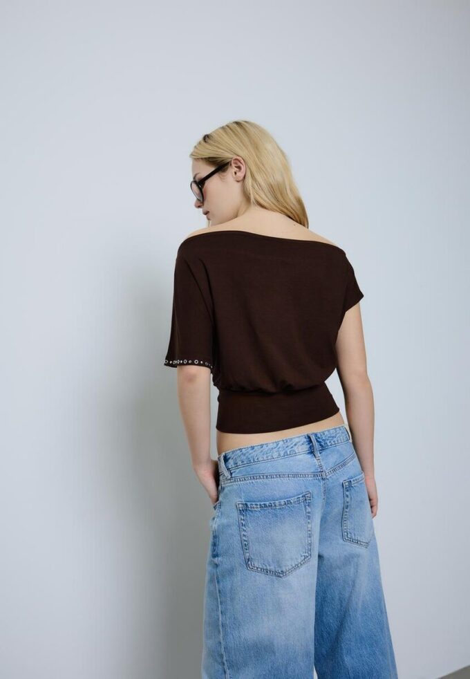Asymmetrisches T-Shirt mit Nieten Asymmetrisches T-Shirt mit Nieten