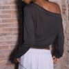 Asymmetrisches T-Shirt mit Nieten Asymmetrisches T-Shirt mit Nieten