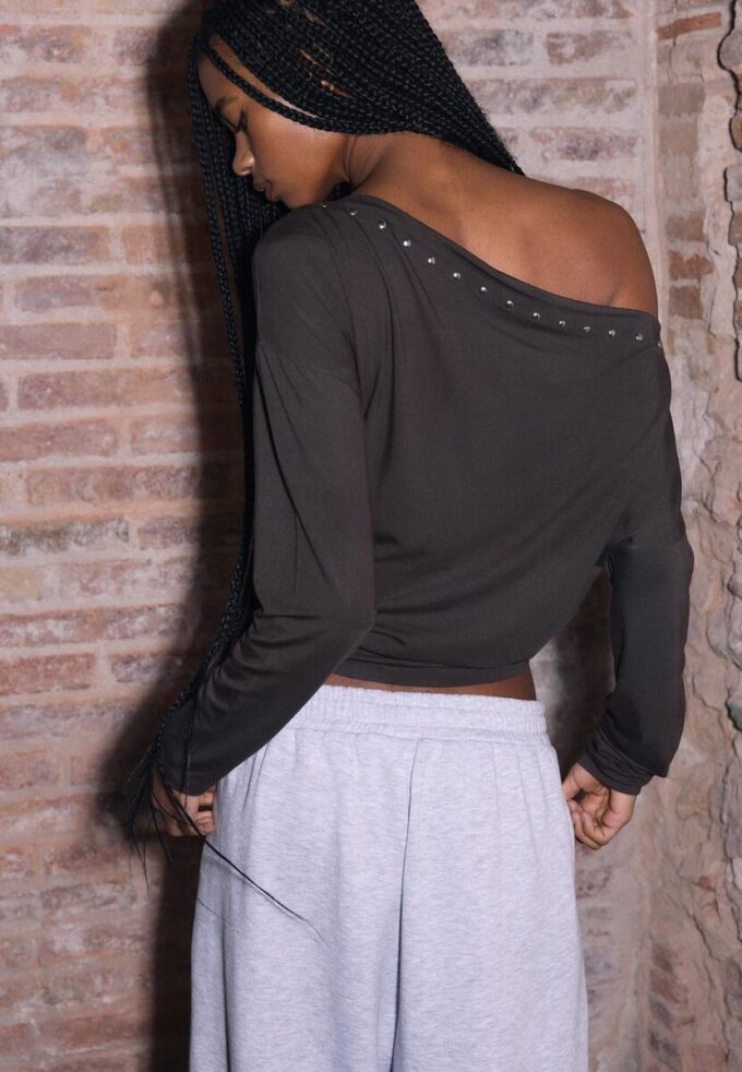 Asymmetrisches T-Shirt mit Nieten Asymmetrisches T-Shirt mit Nieten