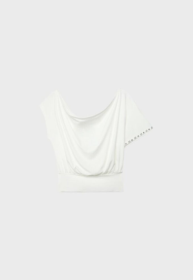 Asymmetrisches T-Shirt mit Nieten Asymmetrisches T-Shirt mit Nieten