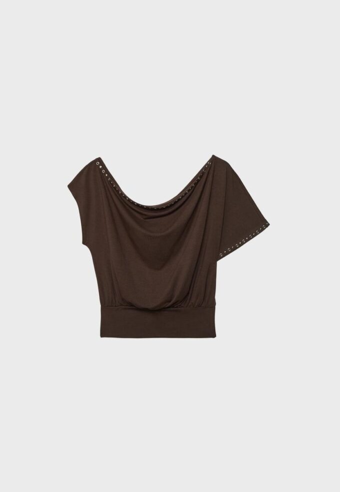 Asymmetrisches T-Shirt mit Nieten Asymmetrisches T-Shirt mit Nieten