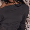Asymmetrisches T-Shirt mit Nieten Asymmetrisches T-Shirt mit Nieten