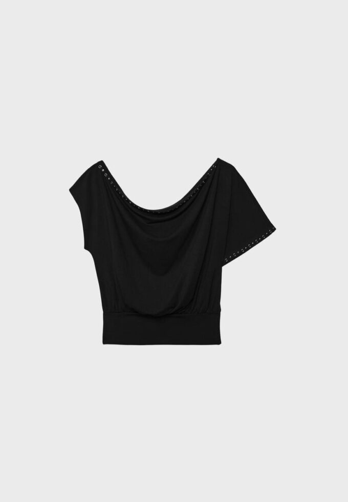 Asymmetrisches T-Shirt mit Nieten Asymmetrisches T-Shirt mit Nieten