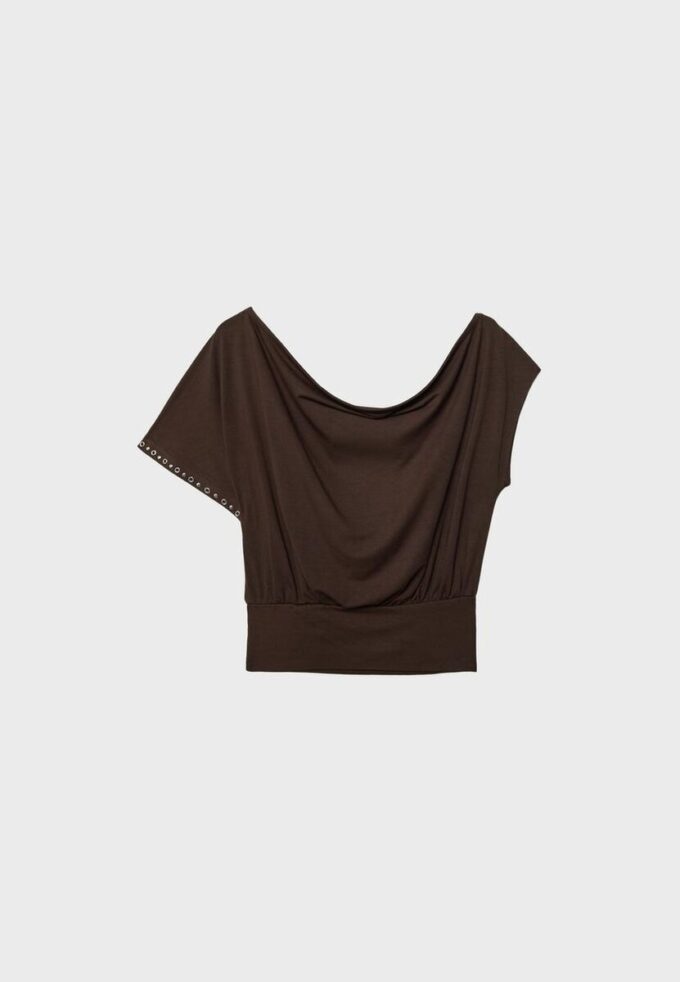 Asymmetrisches T-Shirt mit Nieten Asymmetrisches T-Shirt mit Nieten