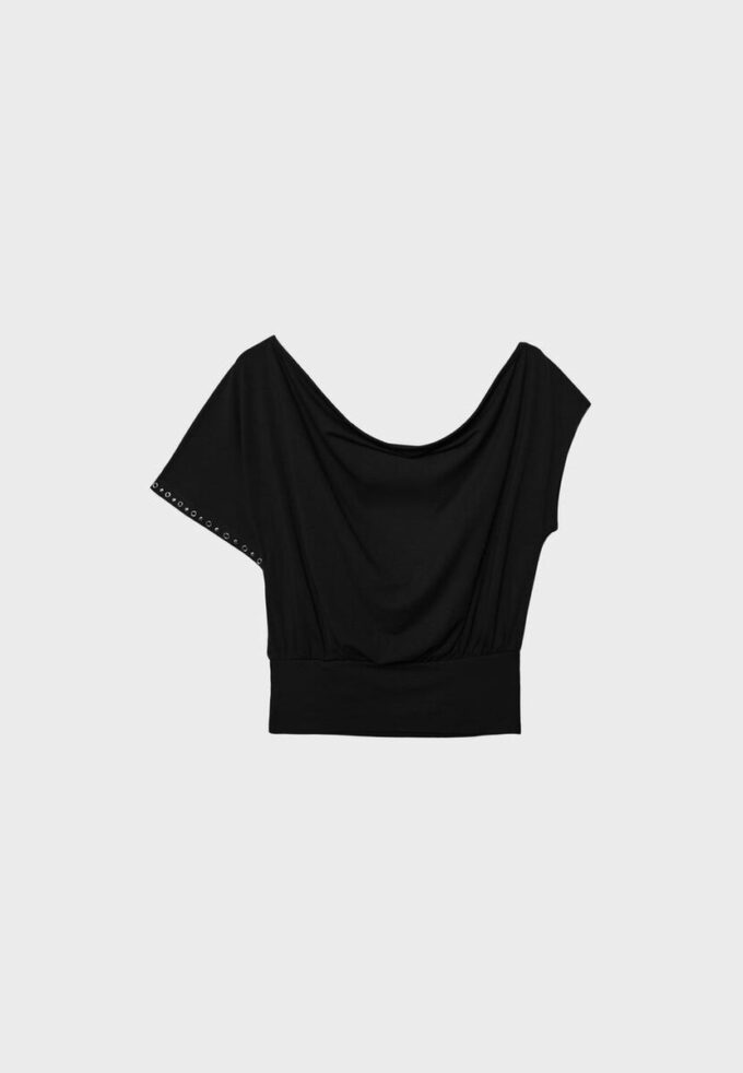 Asymmetrisches T-Shirt mit Nieten Asymmetrisches T-Shirt mit Nieten