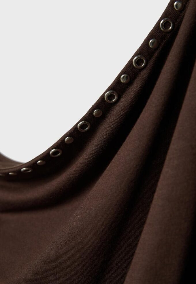 Asymmetrisches T-Shirt mit Nieten Asymmetrisches T-Shirt mit Nieten