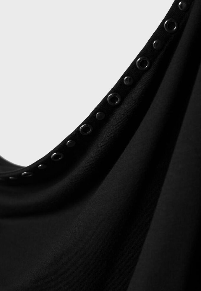 Asymmetrisches T-Shirt mit Nieten Asymmetrisches T-Shirt mit Nieten