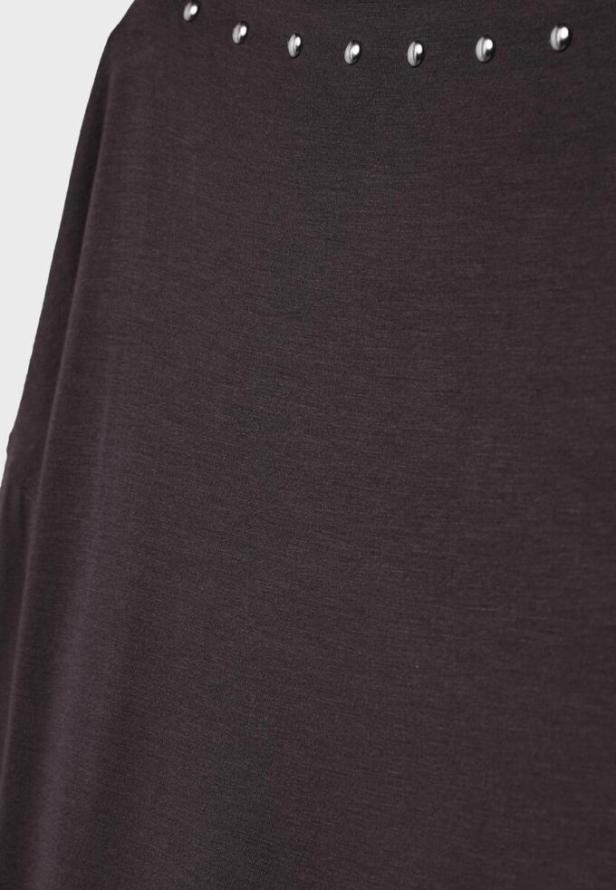 Asymmetrisches T-Shirt mit Nieten Asymmetrisches T-Shirt mit Nieten