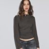 Asymmetrisches T-Shirt mit Ösen Asymmetrisches T-Shirt mit Ösen