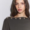 Asymmetrisches T-Shirt mit Ösen Asymmetrisches T-Shirt mit Ösen
