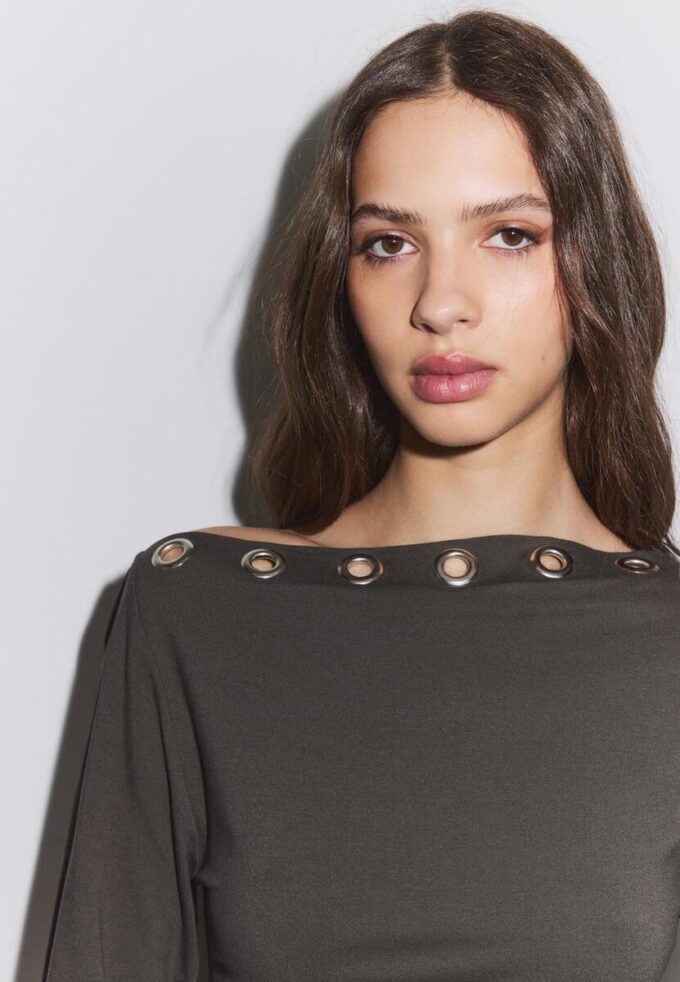 Asymmetrisches T-Shirt mit Ösen Asymmetrisches T-Shirt mit Ösen