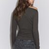 Asymmetrisches T-Shirt mit Ösen Asymmetrisches T-Shirt mit Ösen