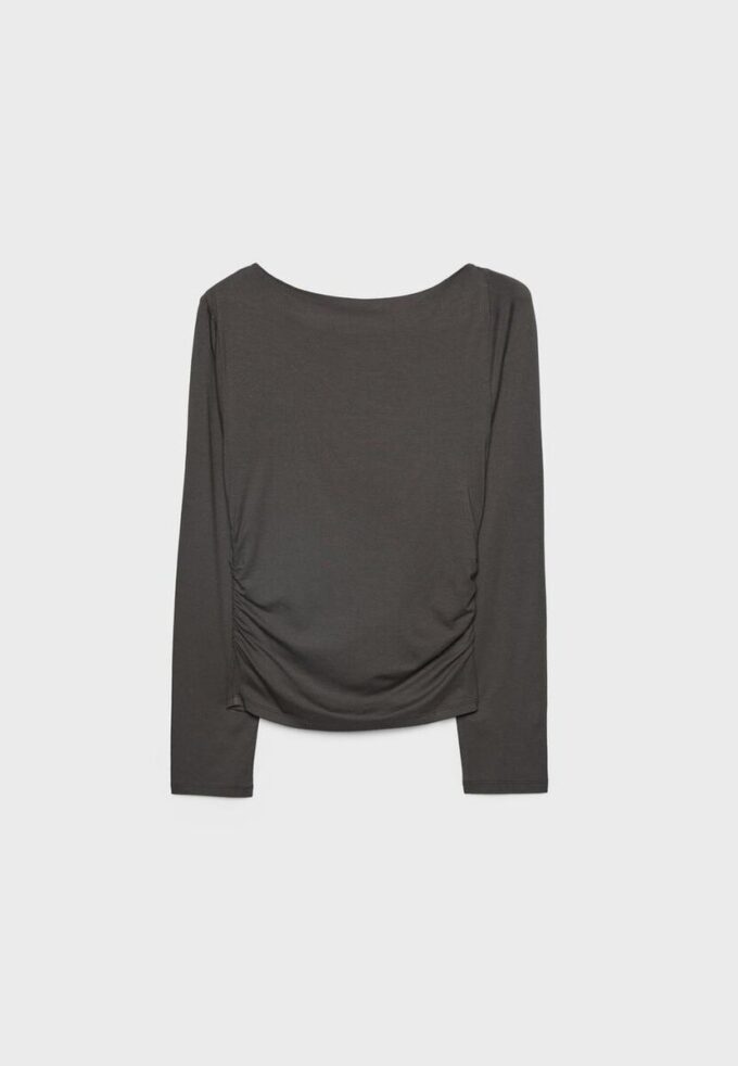 Asymmetrisches T-Shirt mit Ösen Asymmetrisches T-Shirt mit Ösen