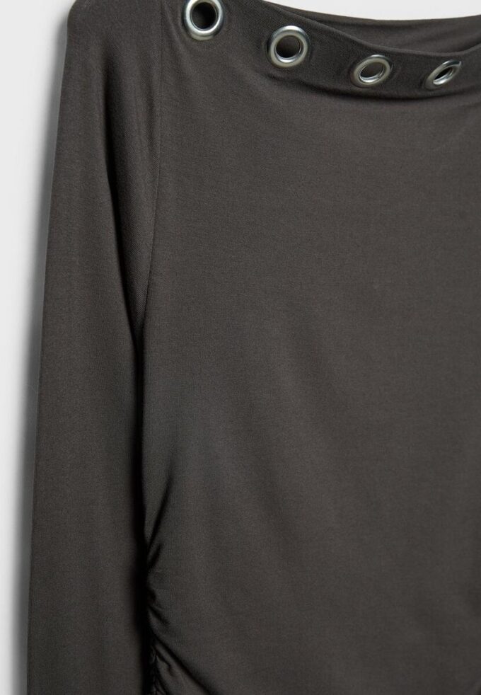 Asymmetrisches T-Shirt mit Ösen Asymmetrisches T-Shirt mit Ösen