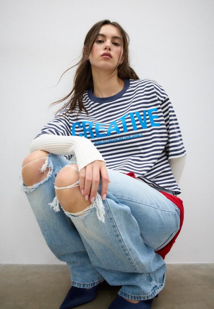 Bedrucktes, gestreiftes Kurzarm-T-Shirt Bedrucktes, gestreiftes Kurzarm-T-Shirt