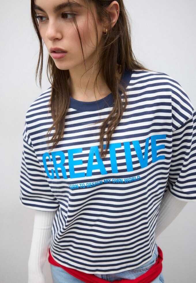 Bedrucktes, gestreiftes Kurzarm-T-Shirt Bedrucktes, gestreiftes Kurzarm-T-Shirt