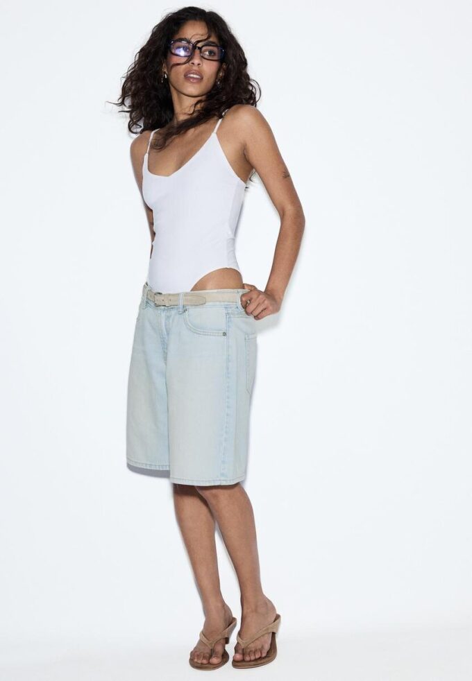 Bermudashorts aus Denim mit Gürtel Bermudashorts aus Denim mit Gürtel