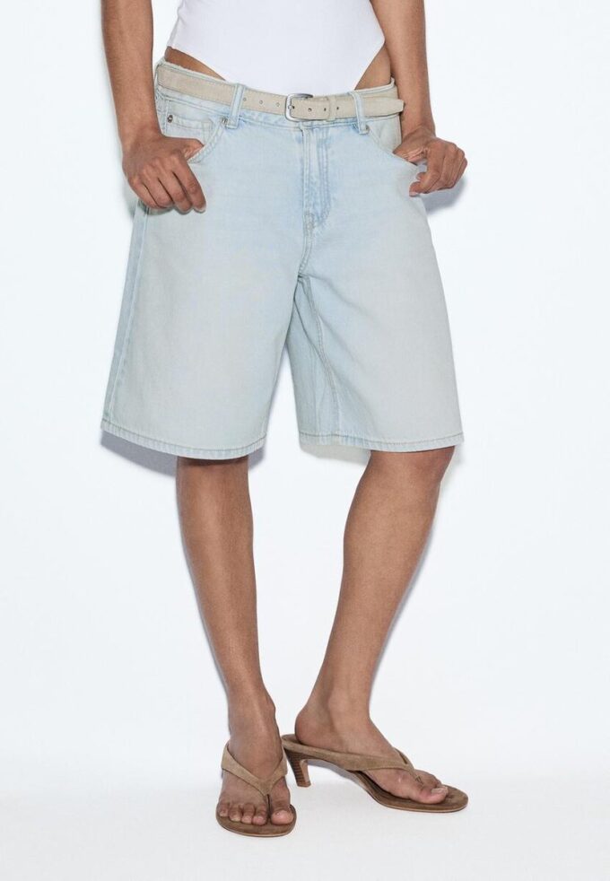 Bermudashorts aus Denim mit Gürtel Bermudashorts aus Denim mit Gürtel