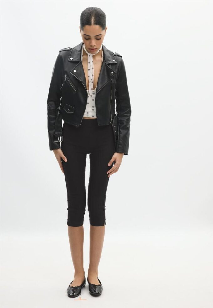 Bikerjacke aus Kunstleder mit Gürtel Bikerjacke aus Kunstleder mit Gürtel
