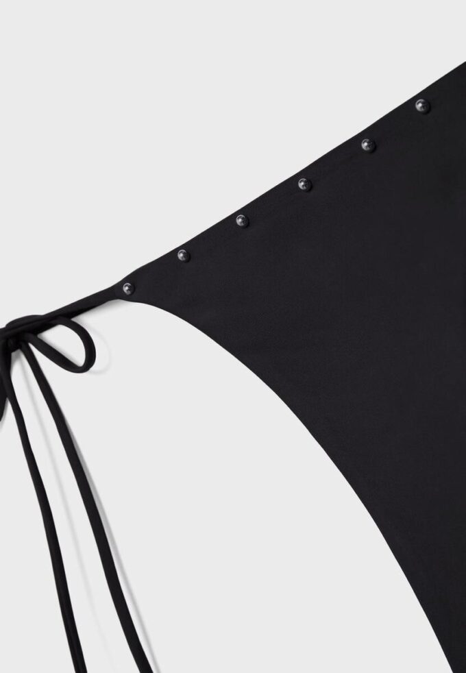 Bikini-Höschen mit Nieten und seitlichen Bändern Bikini-Höschen mit Nieten und seitlichen Bändern