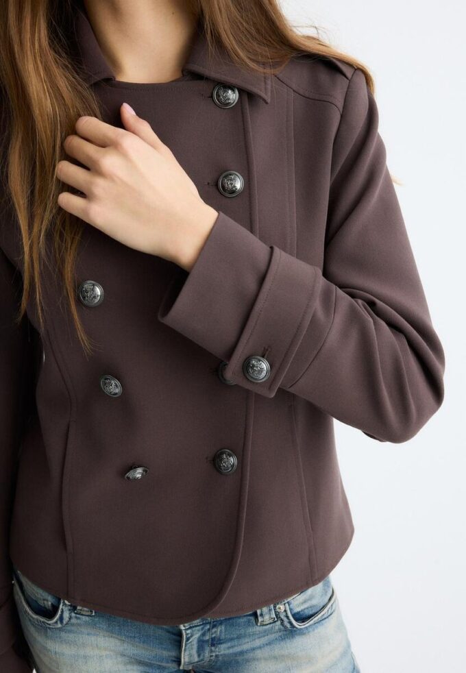 Blazer mit gravierten Knöpfen Blazer mit gravierten Knöpfen