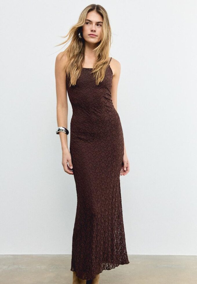 Blondes Midi-Kleid mit Spitzenriemen