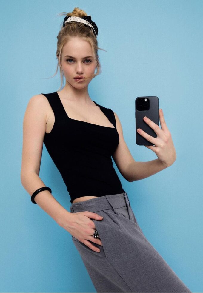 Body aus Polyamid mit quadratischem Ausschnitt Body aus Polyamid mit quadratischem Ausschnitt