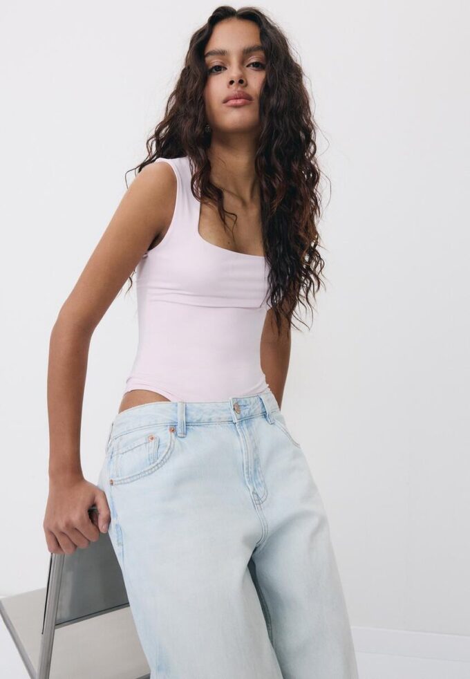 Body aus Polyamid mit quadratischem Ausschnitt Body aus Polyamid mit quadratischem Ausschnitt