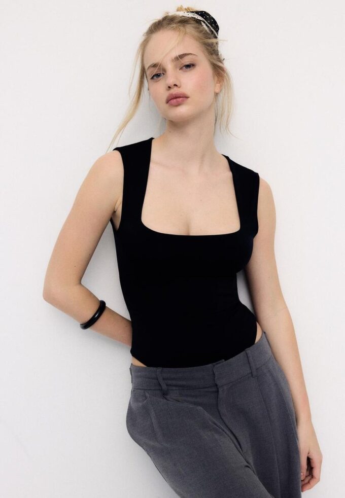 Body aus Polyamid mit quadratischem Ausschnitt Body aus Polyamid mit quadratischem Ausschnitt