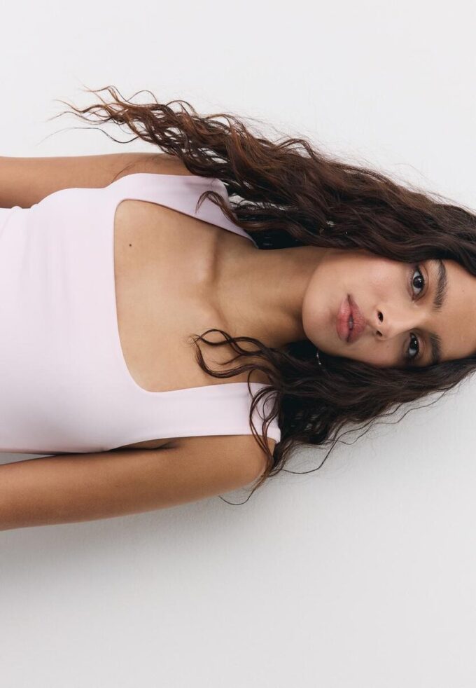 Body aus Polyamid mit quadratischem Ausschnitt Body aus Polyamid mit quadratischem Ausschnitt