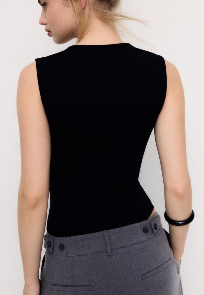 Body aus Polyamid mit quadratischem Ausschnitt Body aus Polyamid mit quadratischem Ausschnitt