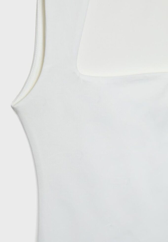 Body aus Polyamid mit quadratischem Ausschnitt Body aus Polyamid mit quadratischem Ausschnitt