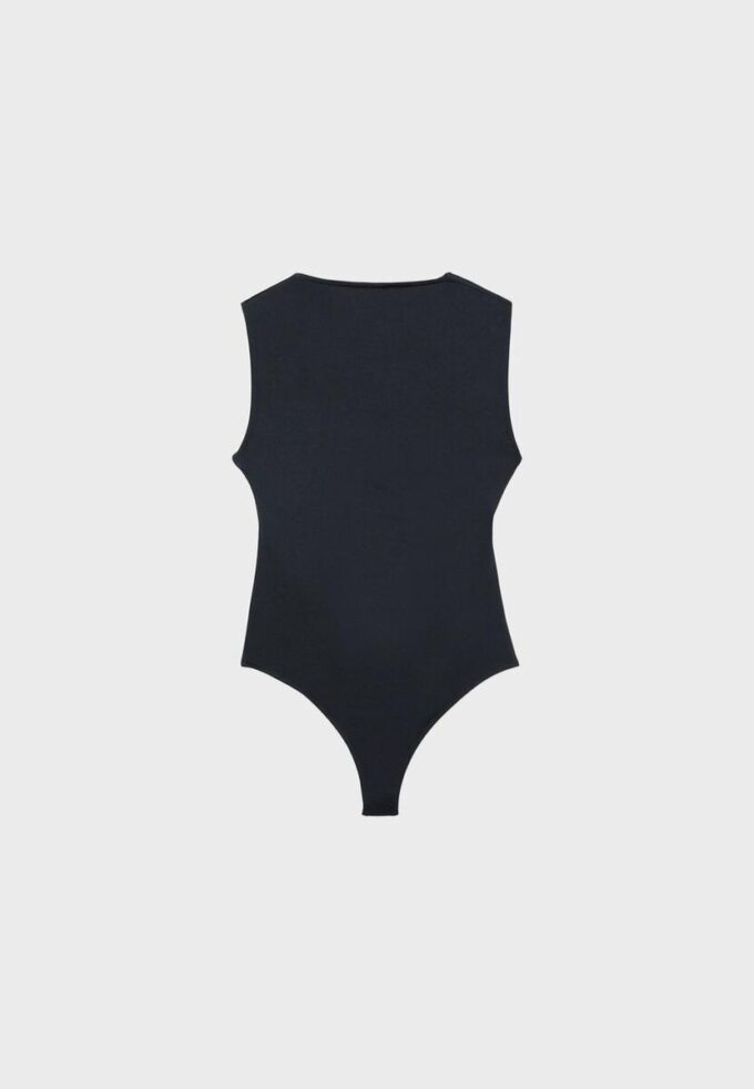 Body aus Polyamid mit quadratischem Ausschnitt Body aus Polyamid mit quadratischem Ausschnitt
