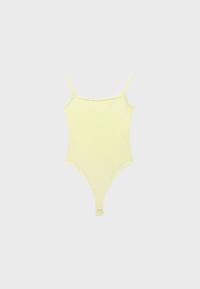 Body mit blonden Spitzendetails Body mit blonden Spitzendetails