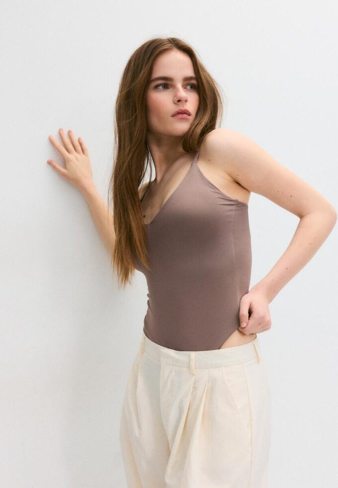 Bodysuit mit V-Ausschnitt und Trägern Bodysuit mit V-Ausschnitt und Trägern