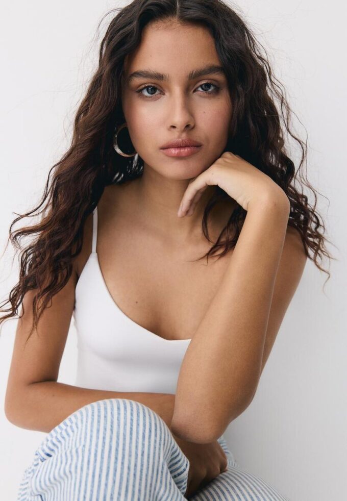 Bodysuit mit V-Ausschnitt und Trägern Bodysuit mit V-Ausschnitt und Trägern