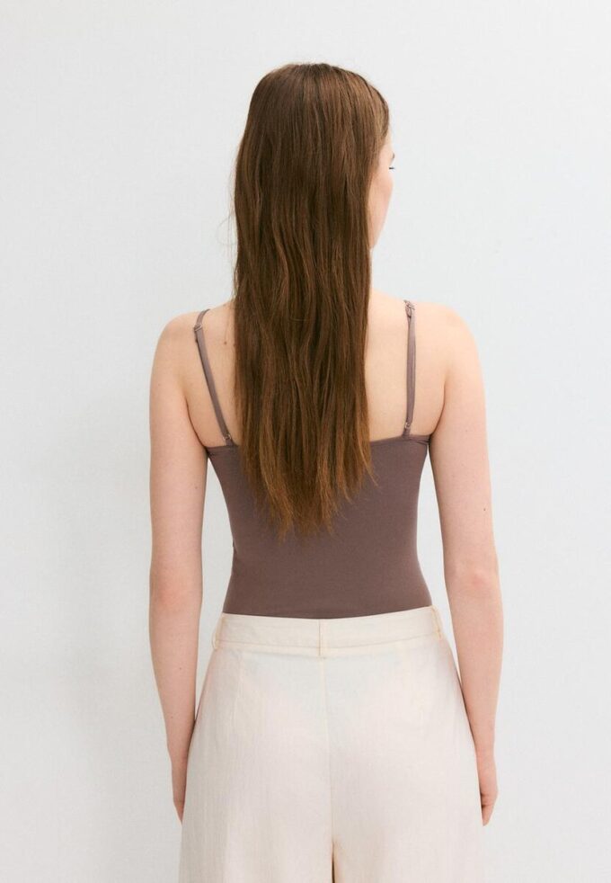 Bodysuit mit V-Ausschnitt und Trägern Bodysuit mit V-Ausschnitt und Trägern