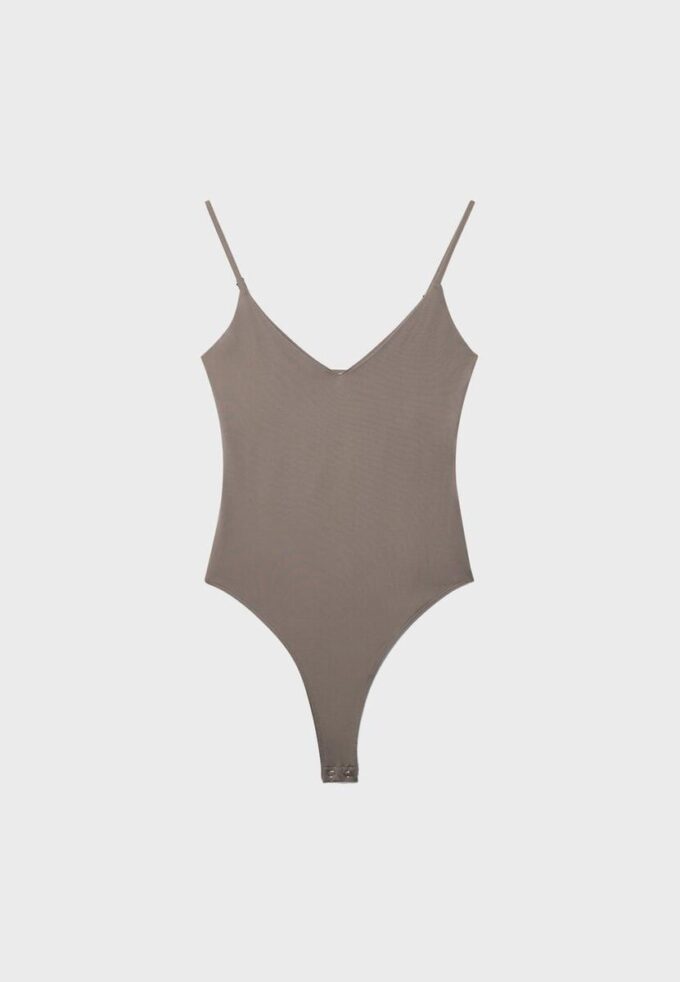 Bodysuit mit V-Ausschnitt und Trägern Bodysuit mit V-Ausschnitt und Trägern